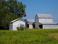 Essential Features of Modern Enclosed Pole Barn Structures