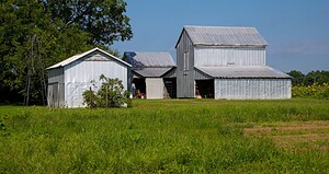 Essential Features of Modern Enclosed Pole Barn Structures