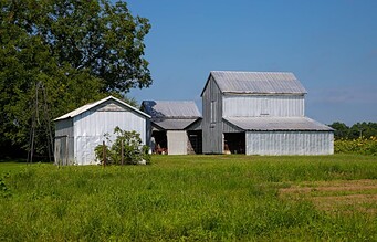 Essential Features of Modern Enclosed Pole Barn Structures