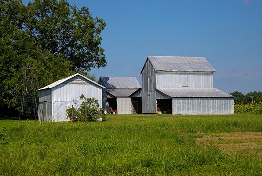 Essential Features of Modern Enclosed Pole Barn Structures